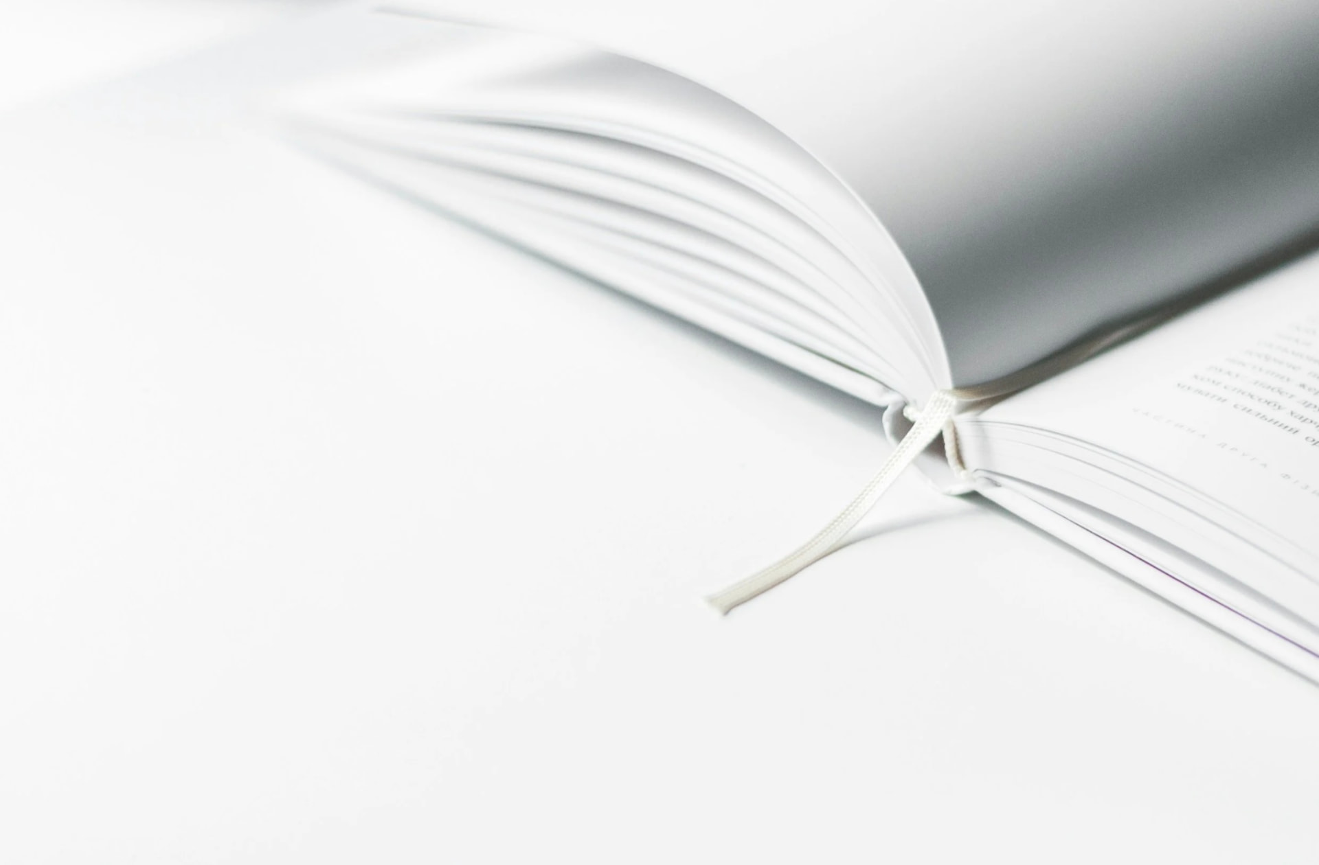 Libro aperto su uno sfondo chiaro